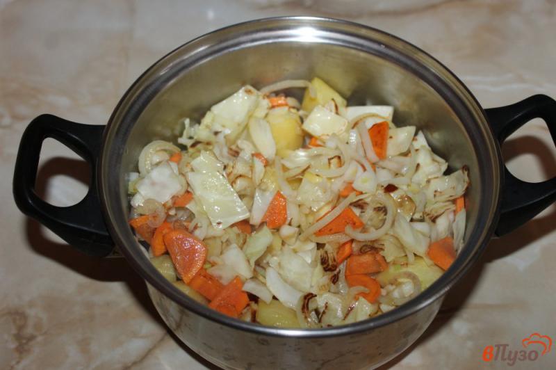Фото приготовление рецепта: Рагу из картофеля с капустой и курицей шаг №5