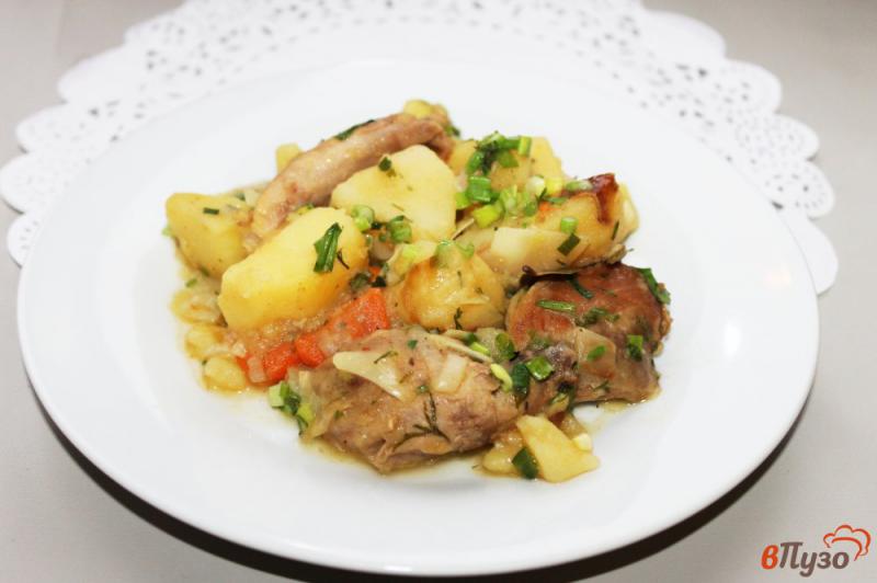 Фото приготовление рецепта: Рагу из картофеля с капустой и курицей шаг №7