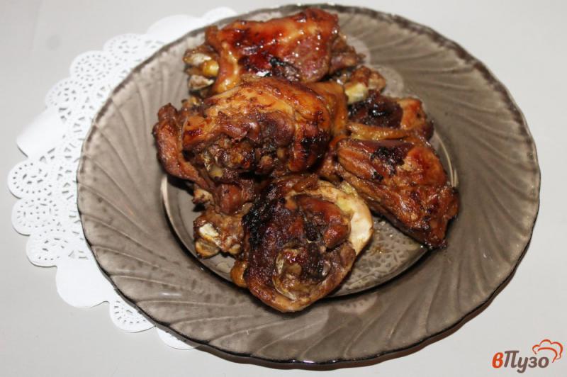 Фото приготовление рецепта: Жареное куриное мясо в луково - чесночном соусе шаг №6