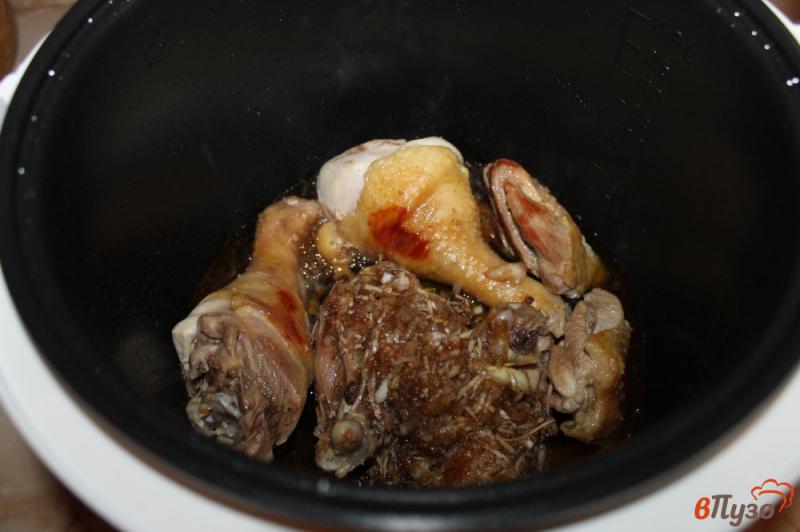 Фото приготовление рецепта: Жареное куриное мясо в луково - чесночном соусе шаг №5