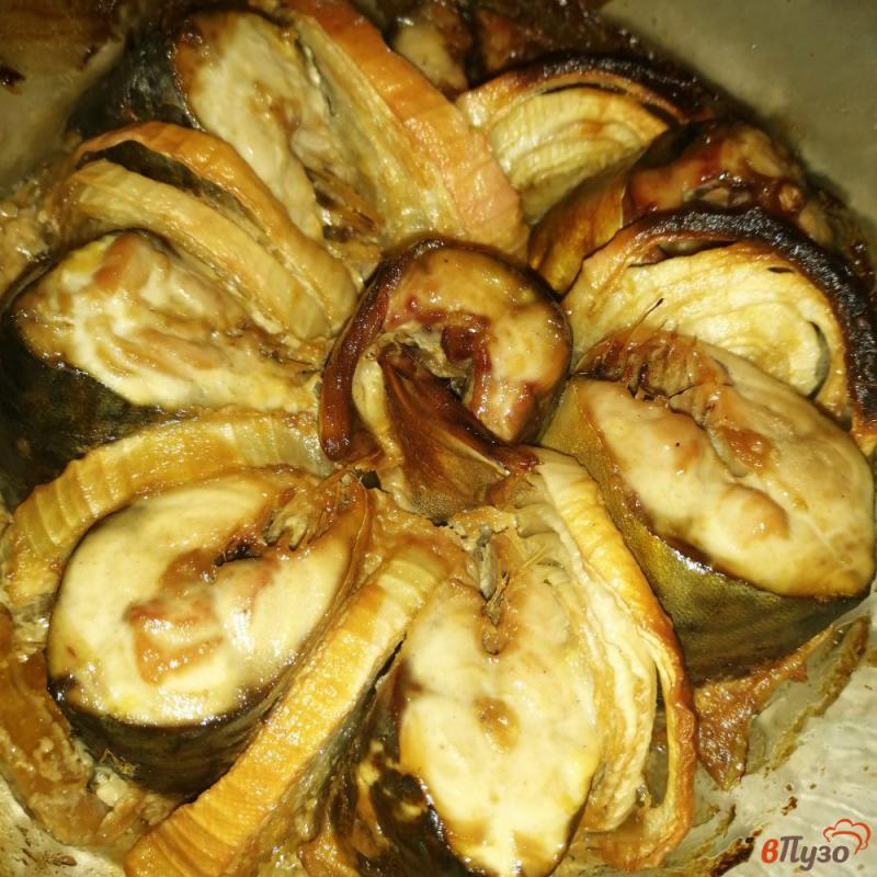 Фото приготовление рецепта: Скумбрия с луком в горчичном соусе шаг №7