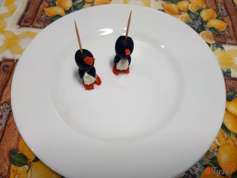 Фото приготовление рецепта: Закуска «Пингвины» из маслин шаг №7
