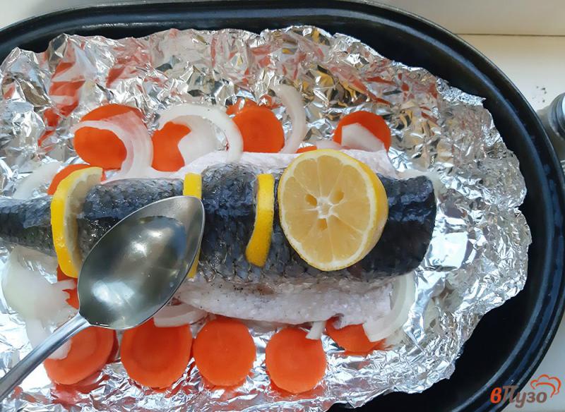 Фото приготовление рецепта: Пеленгас запеченный с лимоном и овощами шаг №4