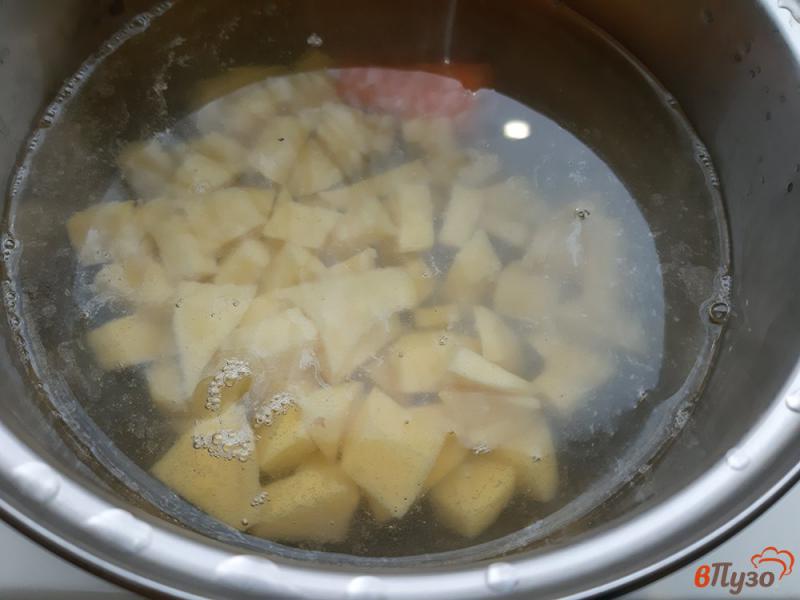 Фото приготовление рецепта: Суп с фрикадельками и грибами шаг №3