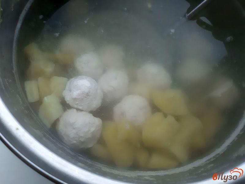 Фото приготовление рецепта: Суп с фрикадельками и грибами шаг №11