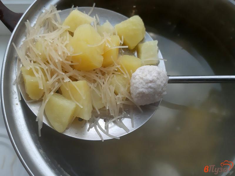 Фото приготовление рецепта: Суп с фрикадельками и грибами шаг №12