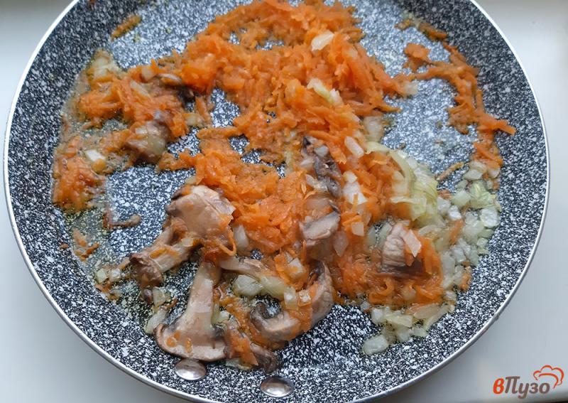 Фото приготовление рецепта: Суп с фрикадельками и грибами шаг №10