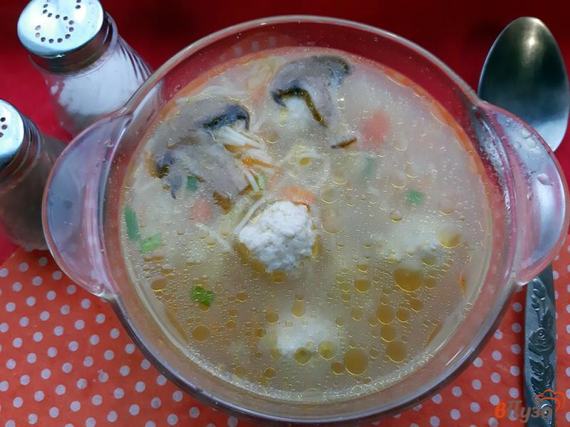 Фото приготовление рецепта: Суп с фрикадельками и грибами шаг №15
