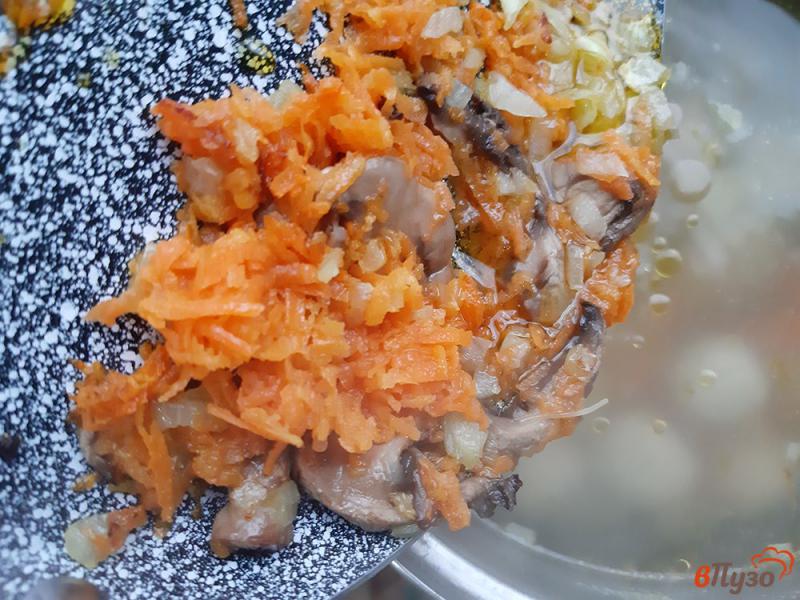 Фото приготовление рецепта: Суп с фрикадельками и грибами шаг №13
