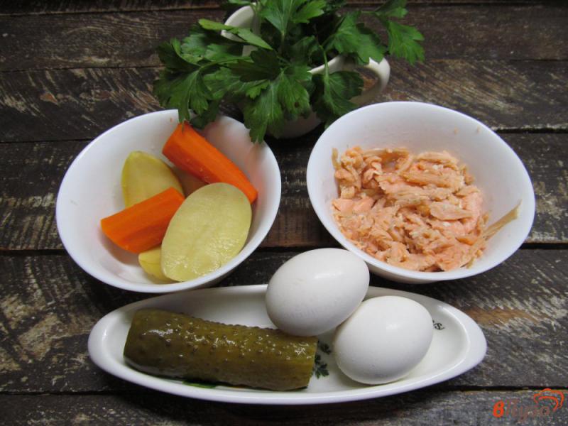 Фото приготовление рецепта: Рыбный слоенный салат шаг №1