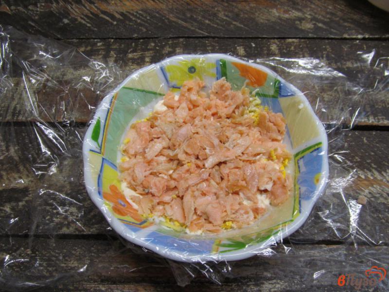 Фото приготовление рецепта: Рыбный слоенный салат шаг №4