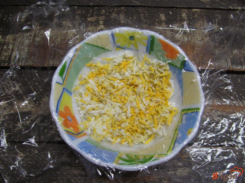 Фото приготовление рецепта: Рыбный слоенный салат шаг №3