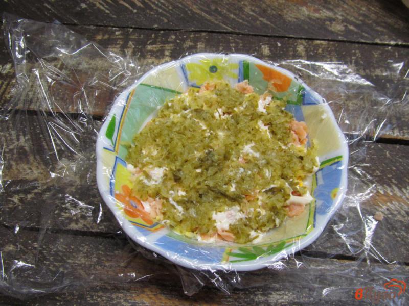 Фото приготовление рецепта: Рыбный слоенный салат шаг №5