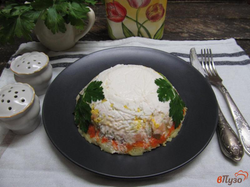 Фото приготовление рецепта: Рыбный слоенный салат шаг №10
