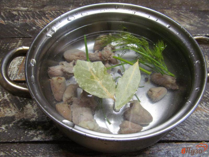 Фото приготовление рецепта: Рисовый суп с чечевицей и куриными потрохами шаг №1