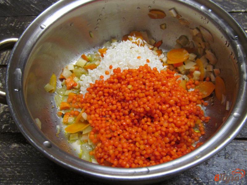 Фото приготовление рецепта: Рисовый суп с чечевицей и куриными потрохами шаг №4