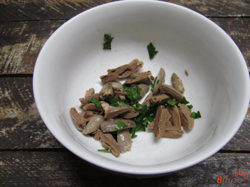 Фото приготовление рецепта: Салат из куриных сердечек с грибами и сыром шаг №1