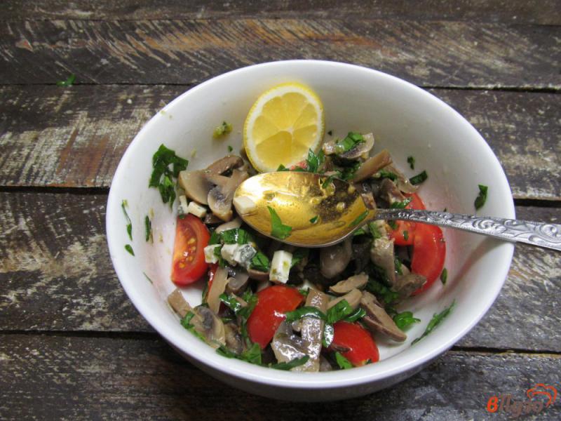 Фото приготовление рецепта: Салат из куриных сердечек с грибами и сыром шаг №5