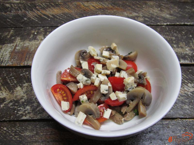 Фото приготовление рецепта: Салат из куриных сердечек с грибами и сыром шаг №4