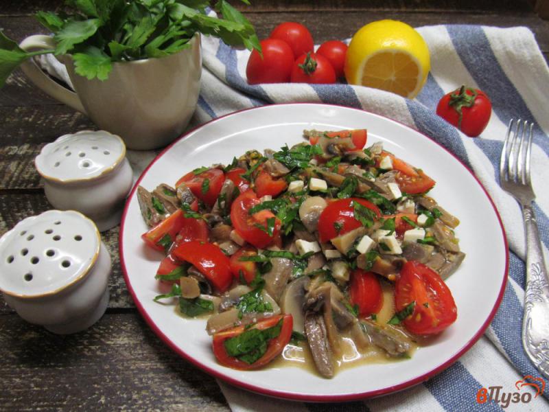 Фото приготовление рецепта: Салат из куриных сердечек с грибами и сыром шаг №7