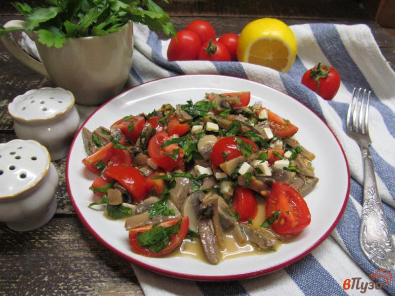 Фото приготовление рецепта: Салат из куриных сердечек с грибами и сыром шаг №6