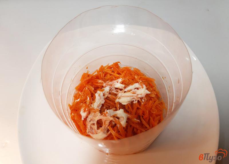 Фото приготовление рецепта: Салат с корейской морковью, черносливом и плавленым сыром шаг №5