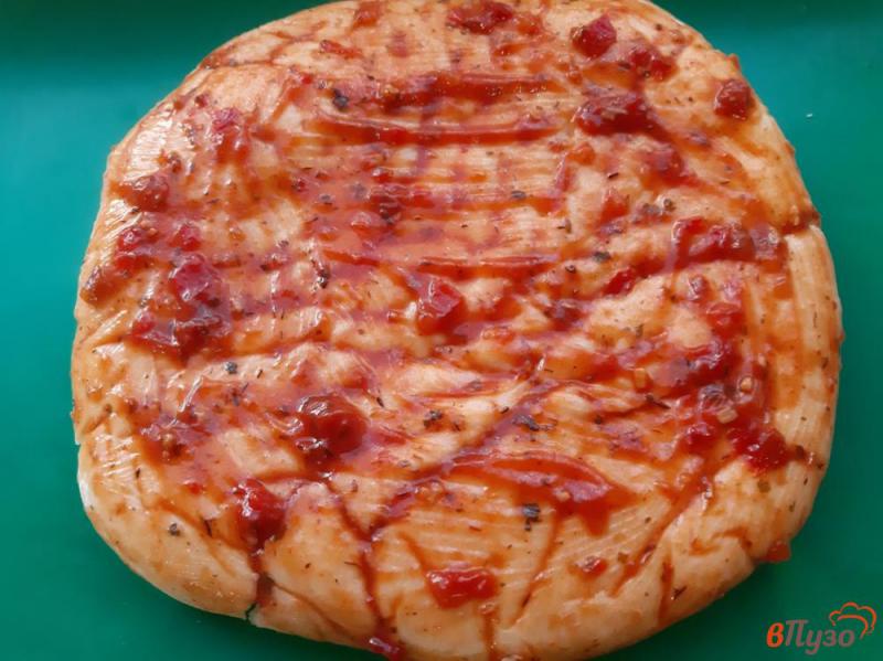 Фото приготовление рецепта: Пицца с колбасками и помидорами шаг №5
