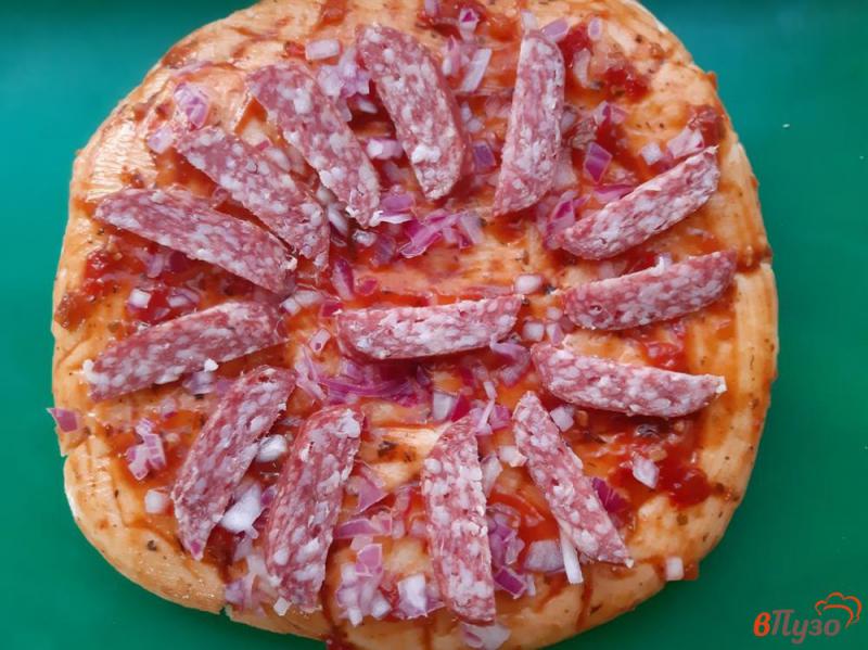 Фото приготовление рецепта: Пицца с колбасками и помидорами шаг №6