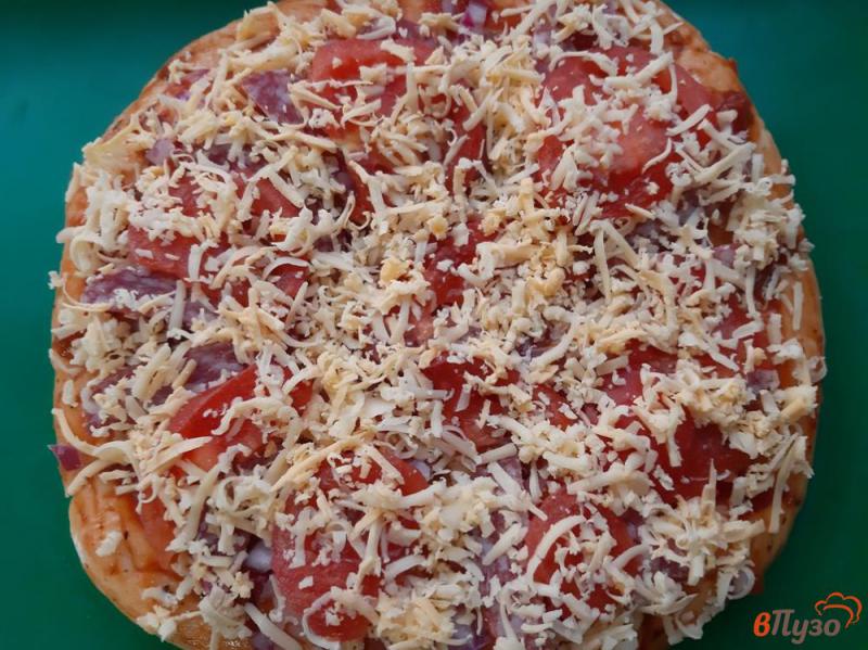 Фото приготовление рецепта: Пицца с колбасками и помидорами шаг №8