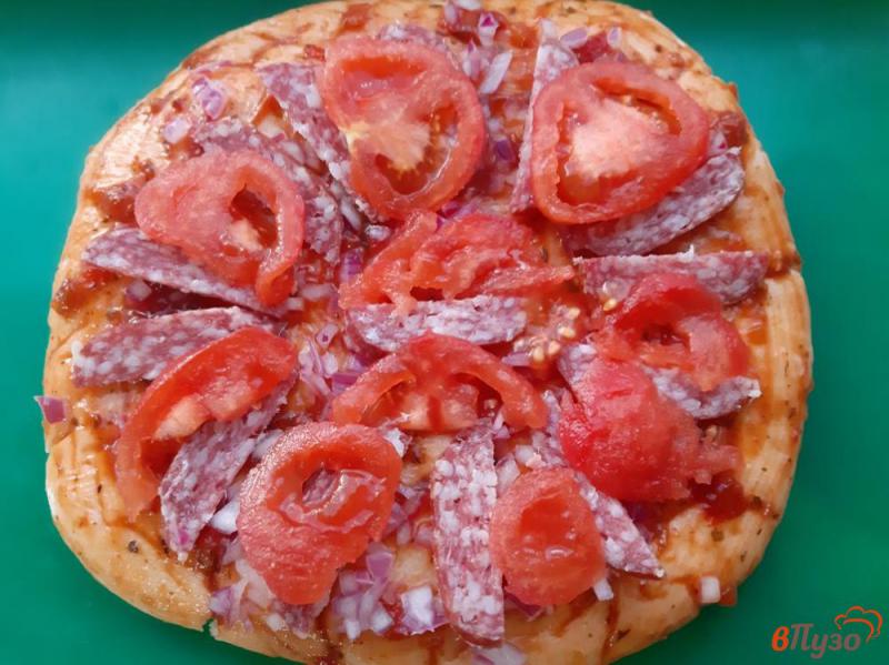 Фото приготовление рецепта: Пицца с колбасками и помидорами шаг №7