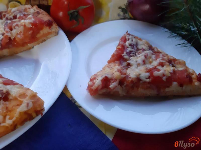 Фото приготовление рецепта: Пицца с колбасками и помидорами шаг №9