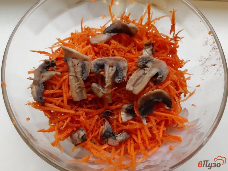 Фото приготовление рецепта: Морковь по-корейски с шампиньонами шаг №3