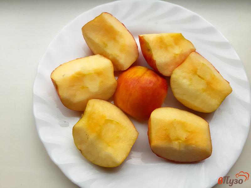 Фото приготовление рецепта: Утка с апельсинами и яблоками шаг №4
