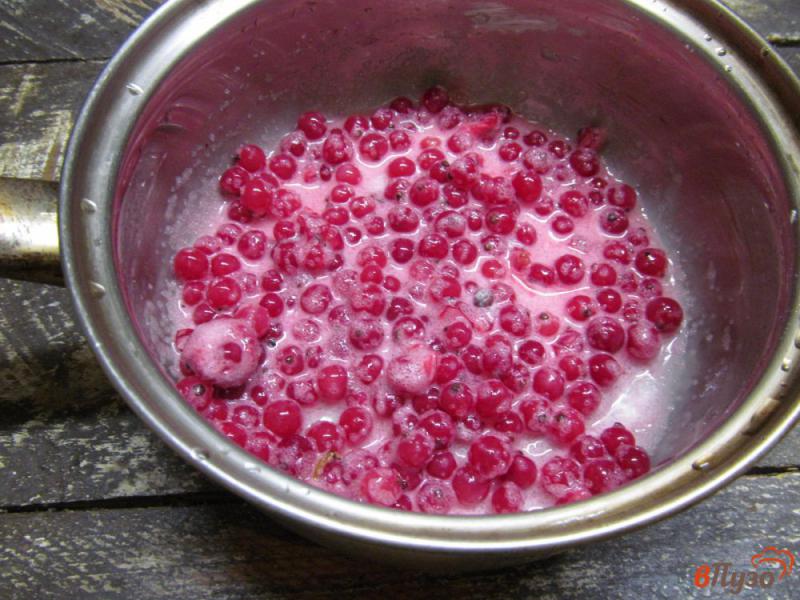 Фото приготовление рецепта: Слоенный десерт из ягод и заварного крема шаг №2