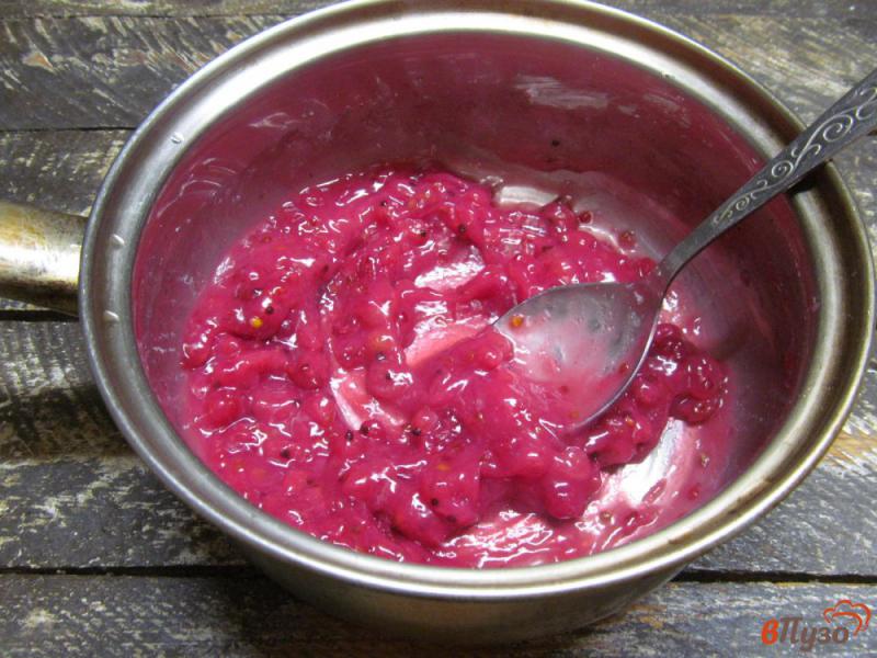 Фото приготовление рецепта: Слоенный десерт из ягод и заварного крема шаг №3