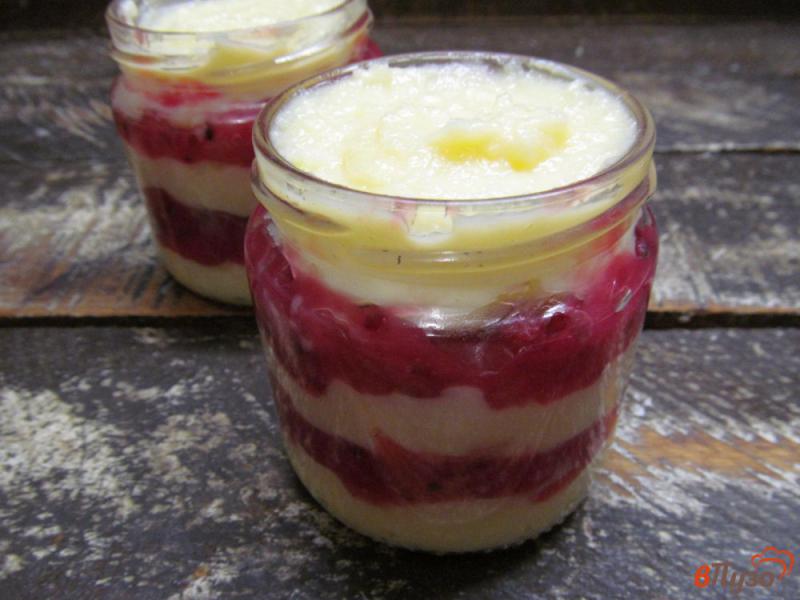 Фото приготовление рецепта: Слоенный десерт из ягод и заварного крема шаг №10