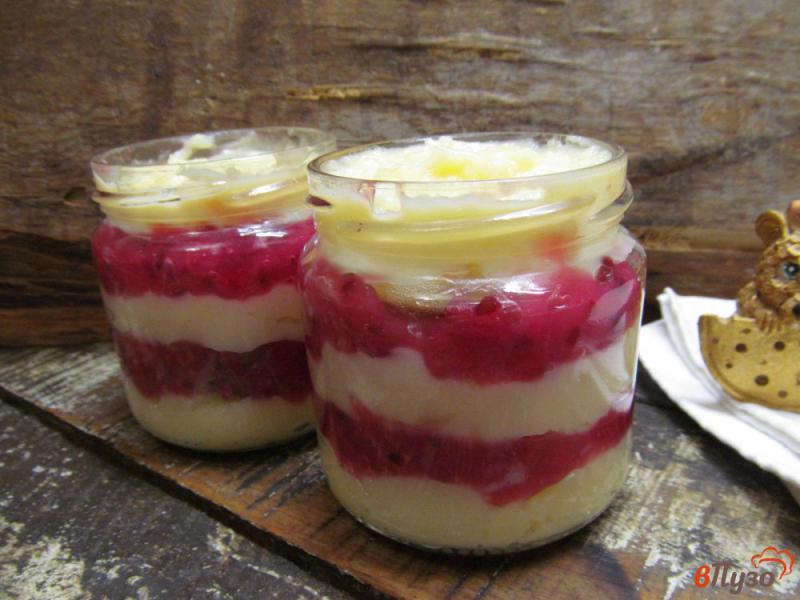 Фото приготовление рецепта: Слоенный десерт из ягод и заварного крема шаг №11