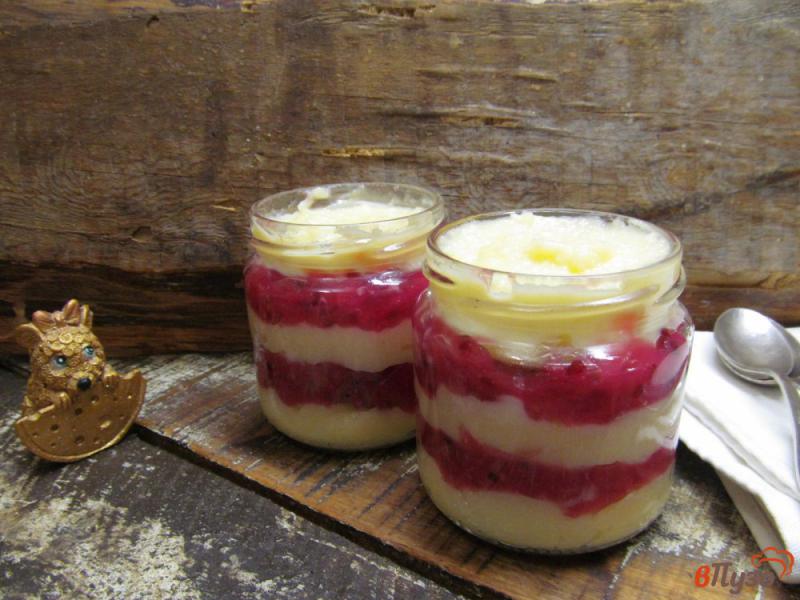 Фото приготовление рецепта: Слоенный десерт из ягод и заварного крема шаг №12