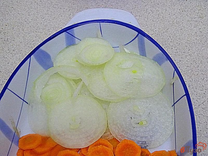 Фото приготовление рецепта: Хек запеченный с овощами и сметаной в пергаменте шаг №5