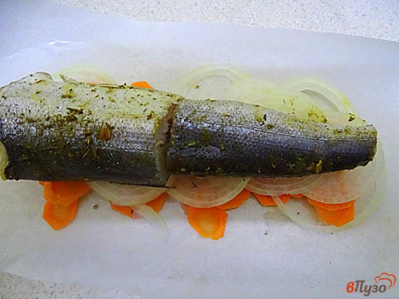 Фото приготовление рецепта: Хек запеченный с овощами и сметаной в пергаменте шаг №8