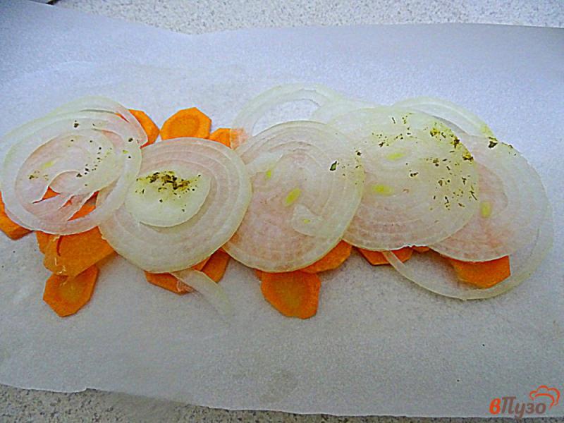 Фото приготовление рецепта: Хек запеченный с овощами и сметаной в пергаменте шаг №7