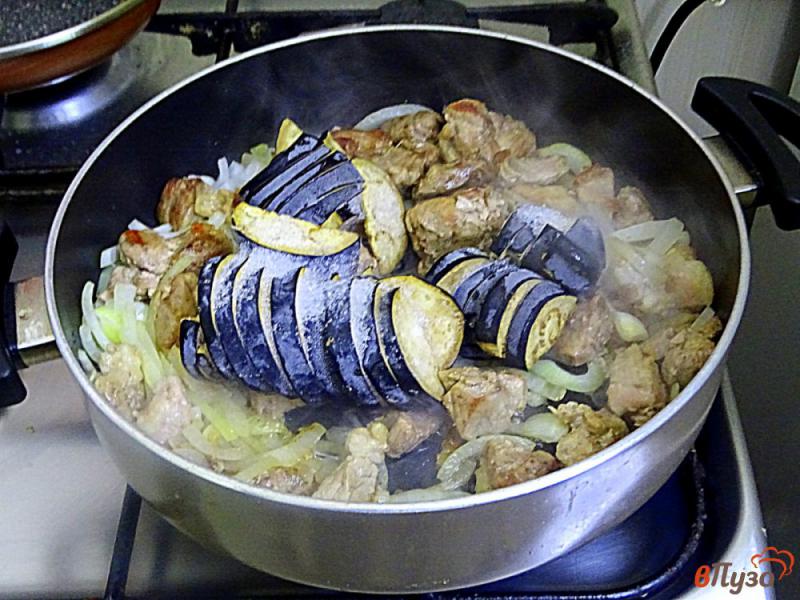 Фото приготовление рецепта: Свинина тушёная с баклажанами шаг №4