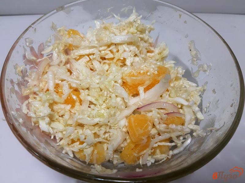 Фото приготовление рецепта: Салат из пекинской капусты с апельсинами шаг №7