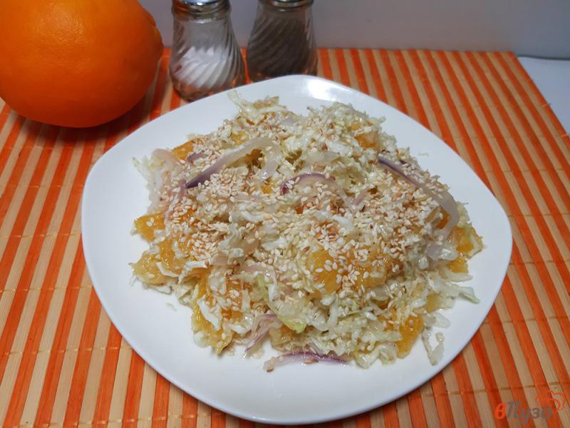 Фото приготовление рецепта: Салат из пекинской капусты с апельсинами шаг №8