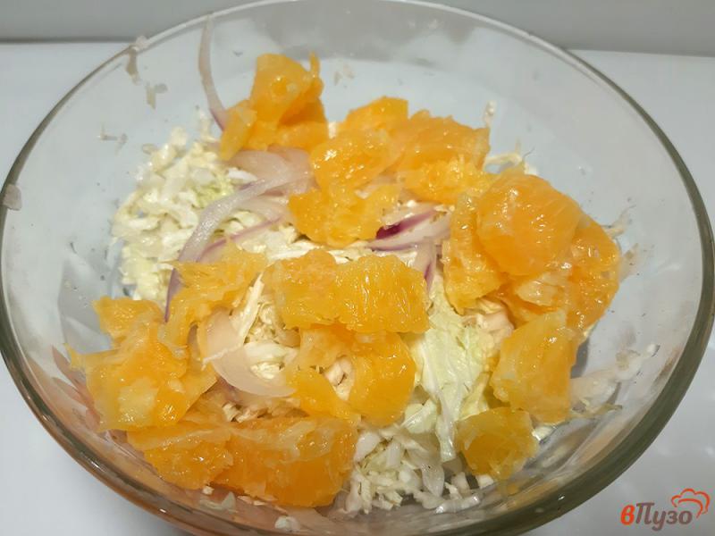 Фото приготовление рецепта: Салат из пекинской капусты с апельсинами шаг №6