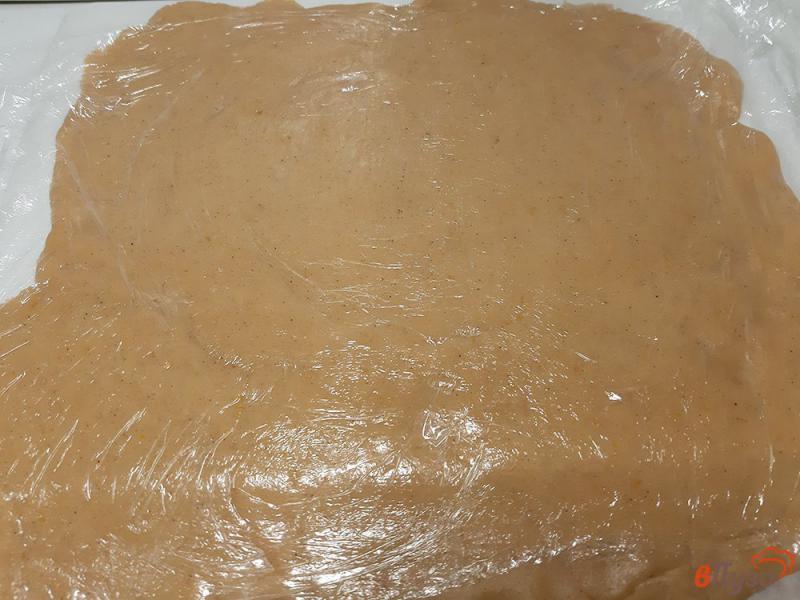 Фото приготовление рецепта: Печенье медовое с росписью глазурью шаг №9