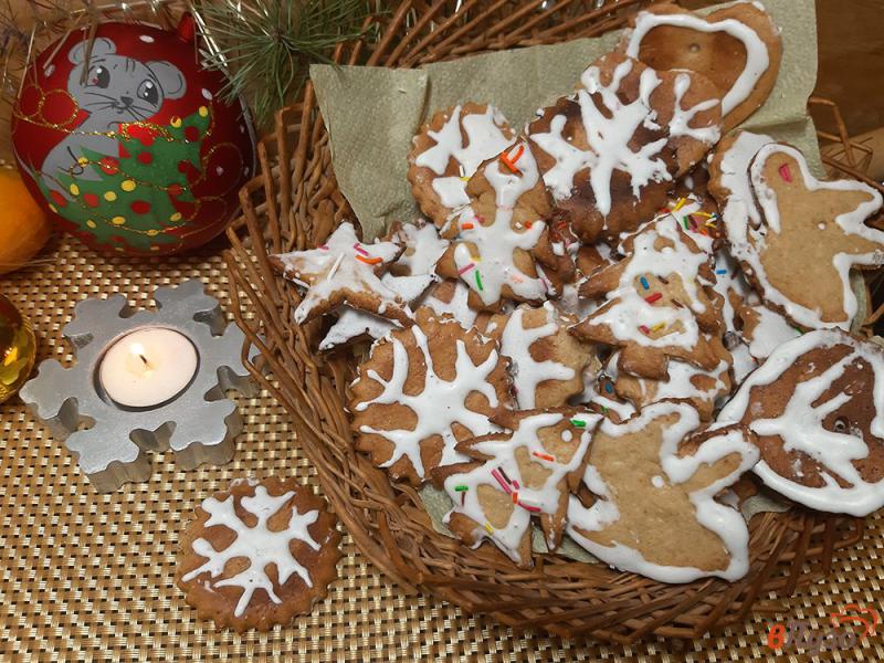 Фото приготовление рецепта: Печенье медовое с росписью глазурью шаг №16