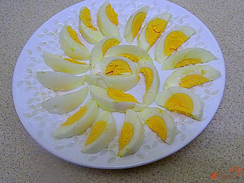 Фото приготовление рецепта: Салат из брокколи, крабовых палочек и яиц шаг №4