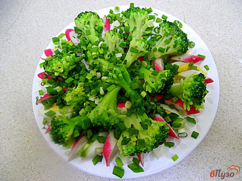 Фото приготовление рецепта: Салат из брокколи, крабовых палочек и яиц шаг №7