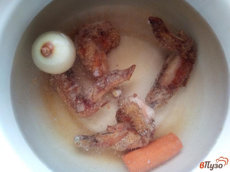 Фото приготовление рецепта: Куриный суп с сырными галушками шаг №2